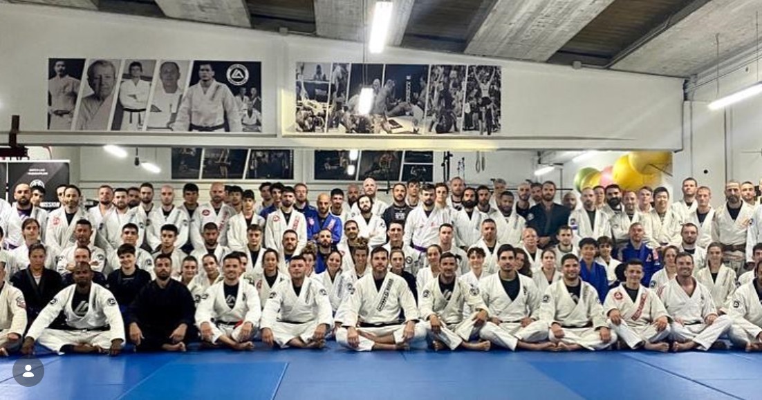 Roger Gracie at the center, with Alberto Diaz next to him, surrounded by the Italy academy